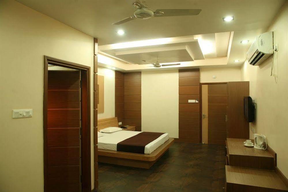 Hotel Trimoorti Kolkata Exterior photo