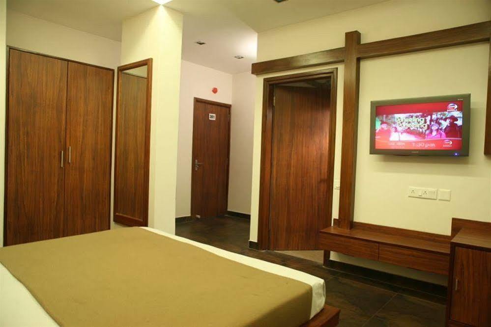 Hotel Trimoorti Kolkata Exterior photo