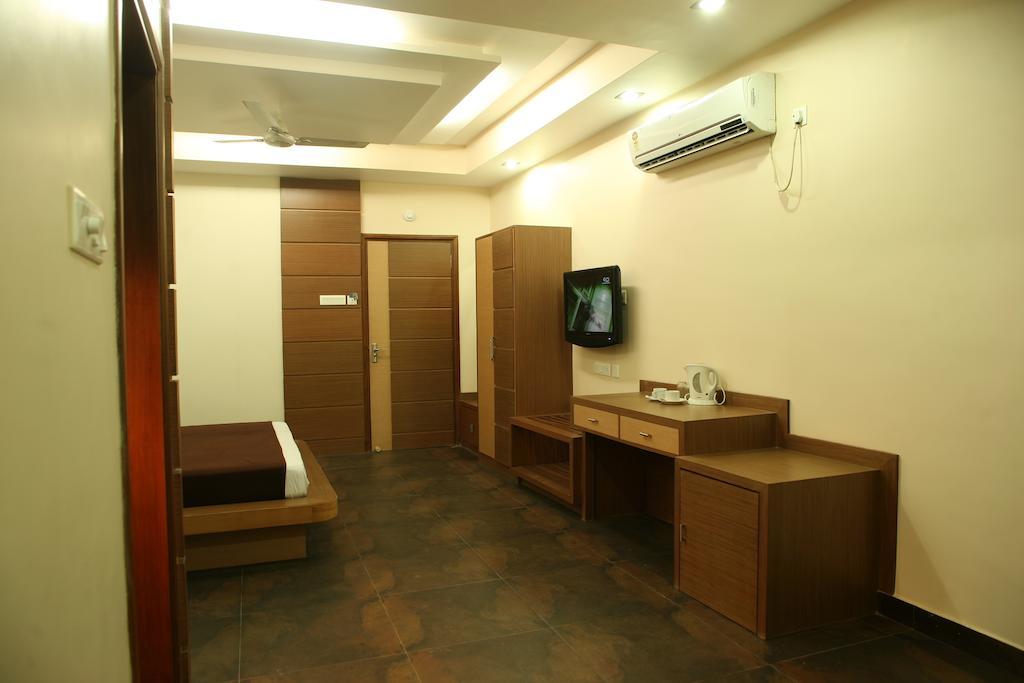 Hotel Trimoorti Kolkata Room photo